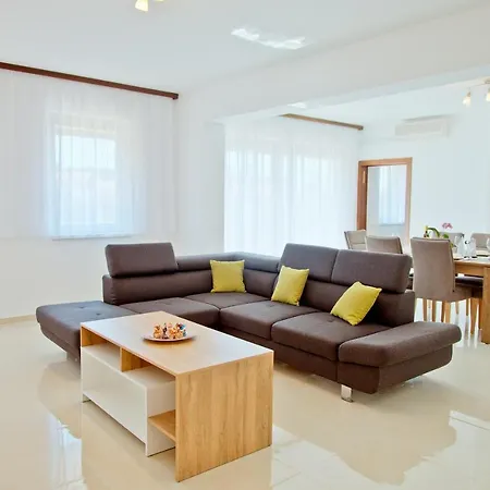 Karolina - Oasis Apartman