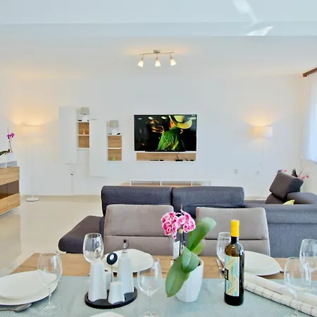 Karolina - Oasis Apartment